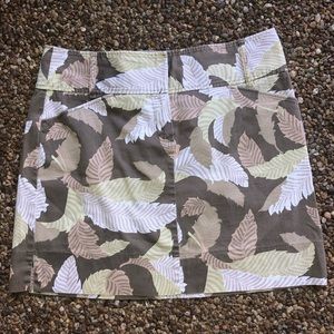 LOFT khaki & white feather print cotton skirt EUC